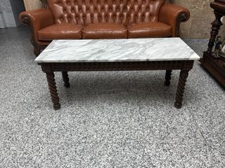 Mesa de madera con mármol