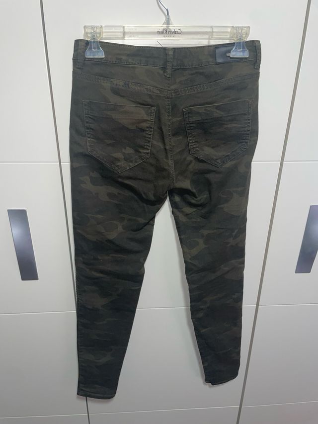 Pantalón Zara camuflaje Talla S