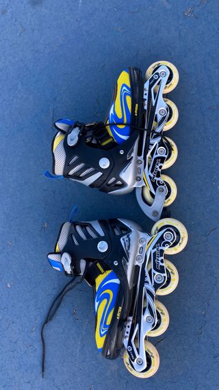 Patines en línea negros, azules y amarillos