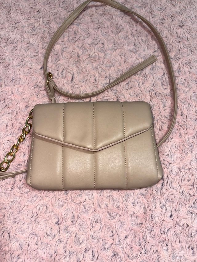 Bolso acolchado com corrente dourada