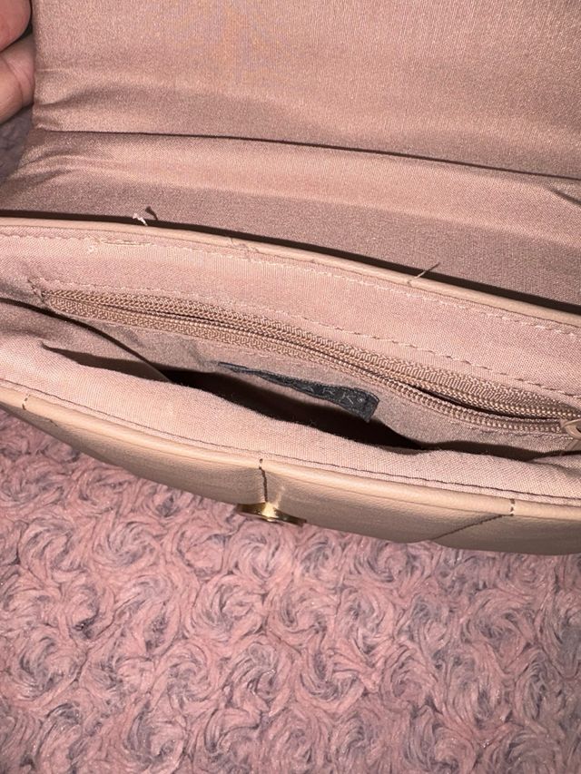 Bolso acolchado com corrente dourada