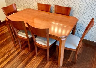 Mesa de comedor de madera