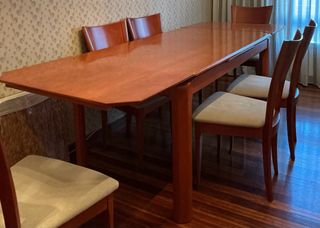 Mesa de comedor de madera