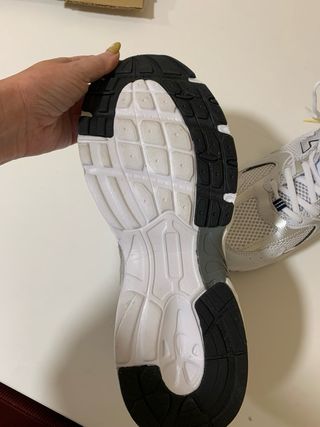 Zapatillas New Balance Running Blancas y Plateadas