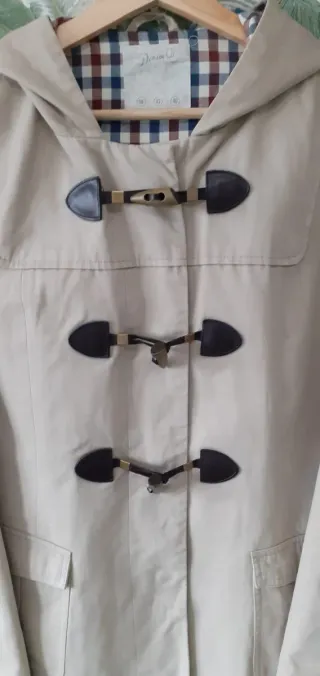 Trenca mujer beige con capucha