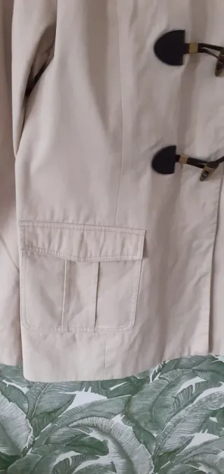 Trenca mujer beige con capucha