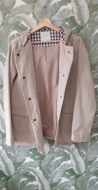 Trenca mujer beige con capucha