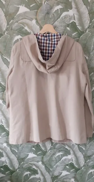 Trenca mujer beige con capucha