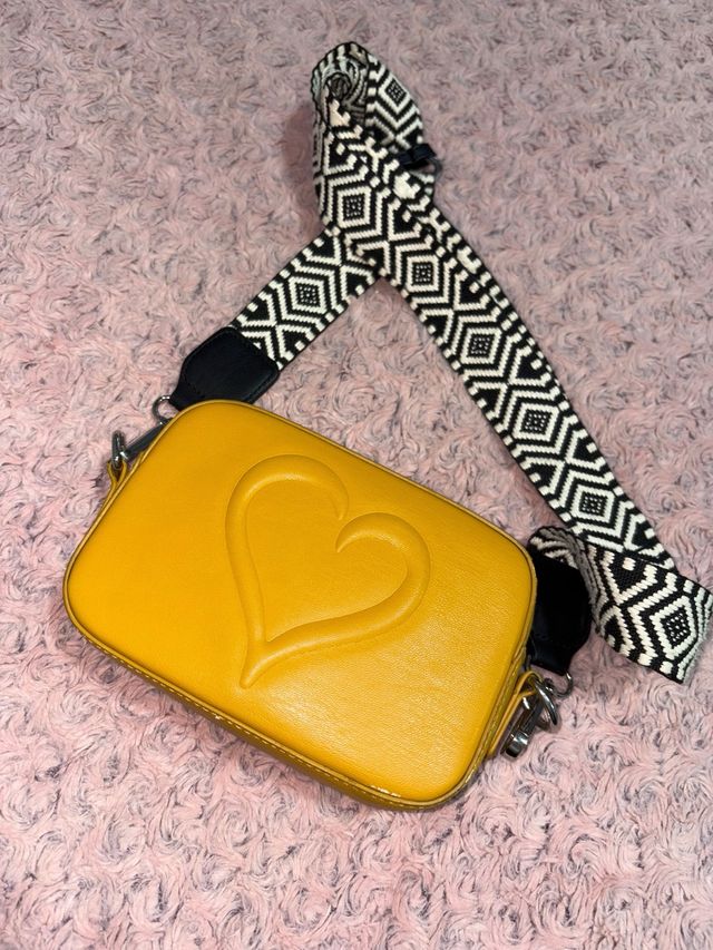 Bolsa amarela com coração e alça