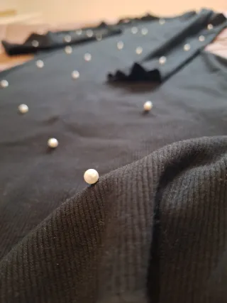 Vestido negro con perlas