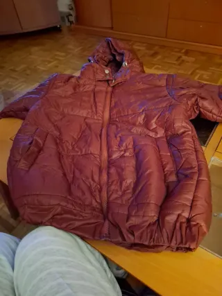 Anorak granate con capucha. No es de marca