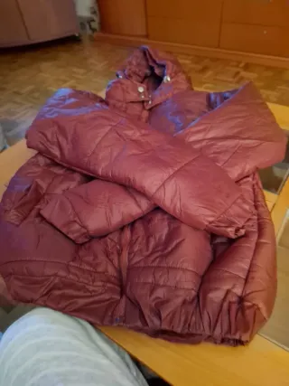 Anorak granate con capucha. No es de marca