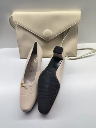Zapatos y bolso piel beige