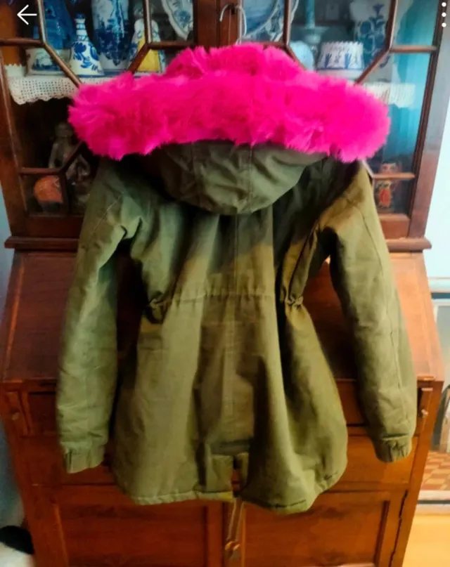 Parka verde con capucha y forro fucsia