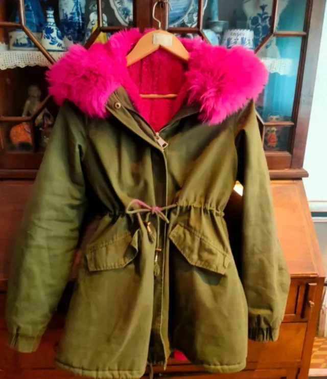 Parka verde con capucha y forro fucsia