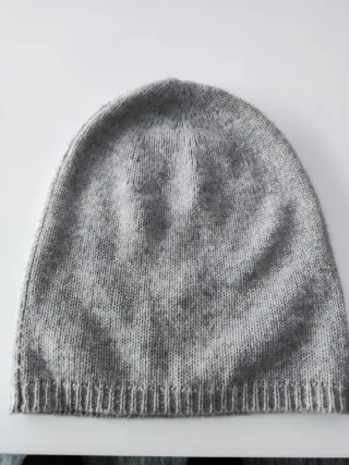 Gorro de lana y cashmere gris