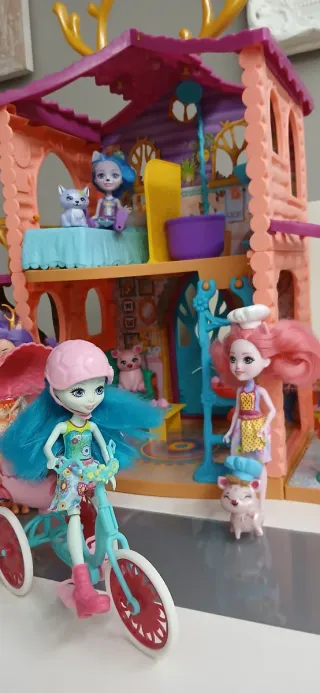 Casa Enchantimals y Muñeca con Bicicleta