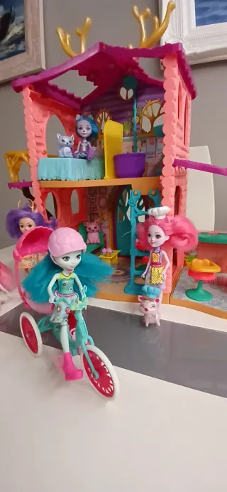 Casa Enchantimals y Muñeca con Bicicleta