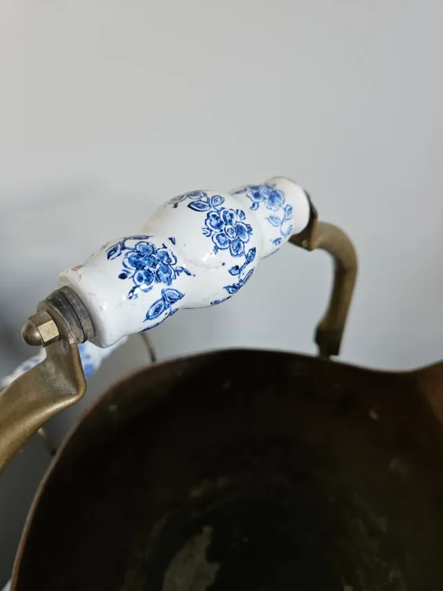 Carbonera in rame e porcellana