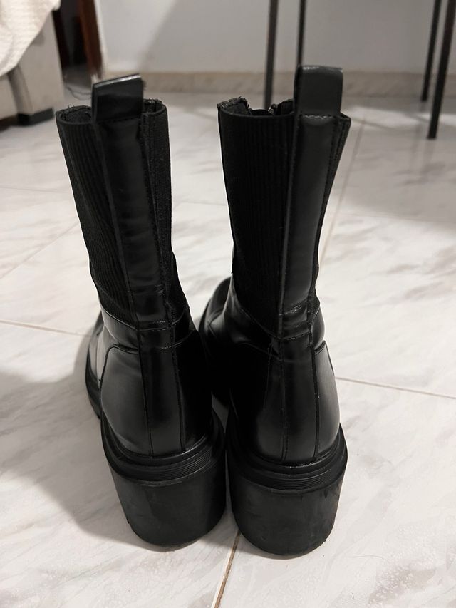 BOTINES color negro semi piel