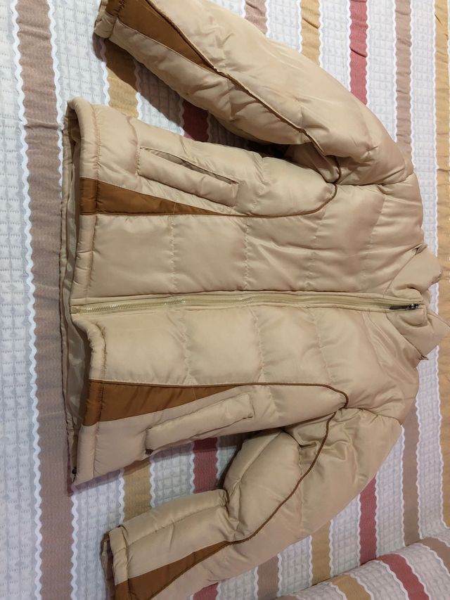 Chaqueta de nieve beige y marrón