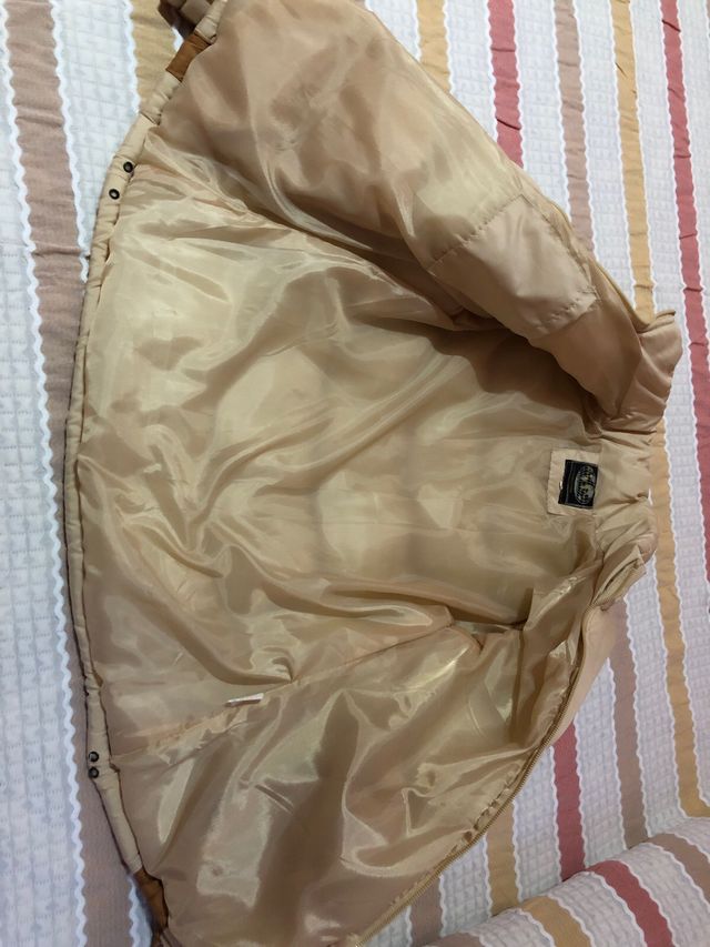 Chaqueta de nieve beige y marrón