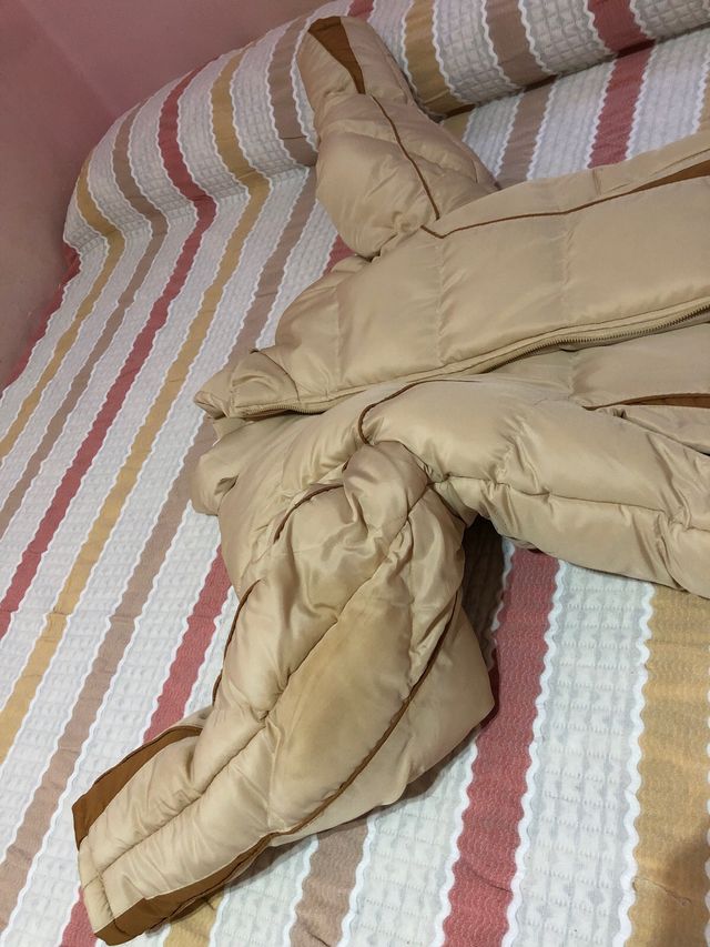 Chaqueta de nieve beige y marrón