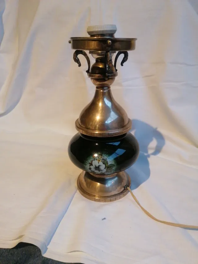 Quinqué de alpaca y cerámica decorado