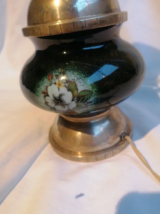 Quinqué de alpaca y cerámica decorado