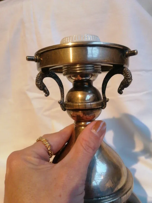 Quinqué de alpaca y cerámica decorado