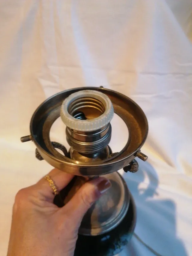 Quinqué de alpaca y cerámica decorado