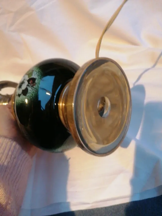 Quinqué de alpaca y cerámica decorado