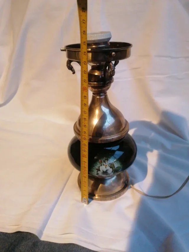 Quinqué de alpaca y cerámica decorado