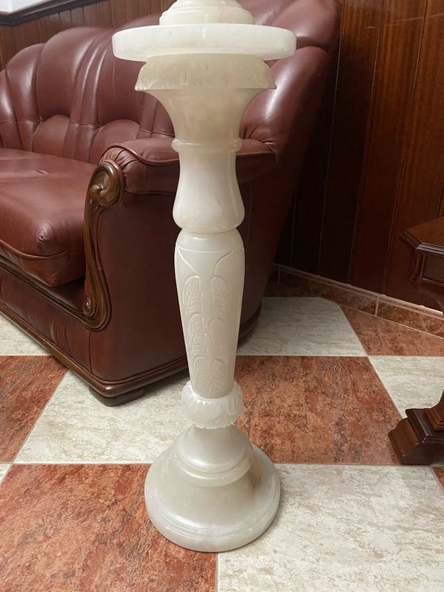 Columna de mármol blanco tallada