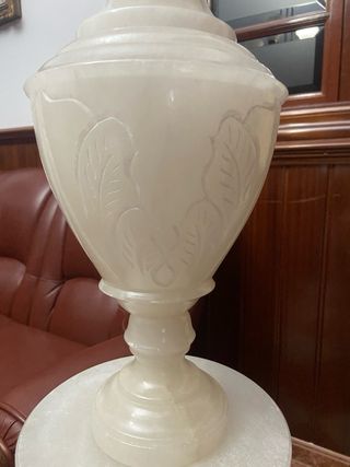 Columna de mármol blanco tallada