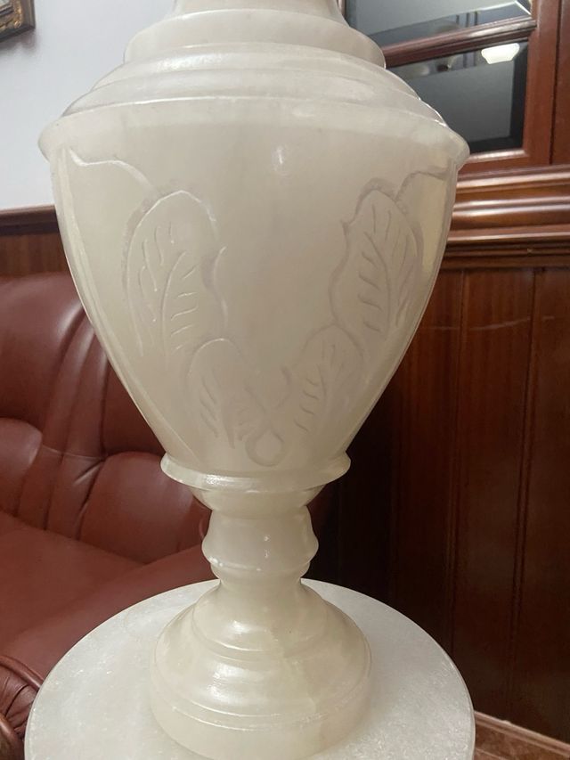 Columna de mármol blanco tallada