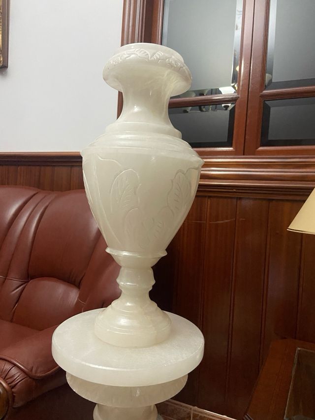 Columna de mármol blanco tallada