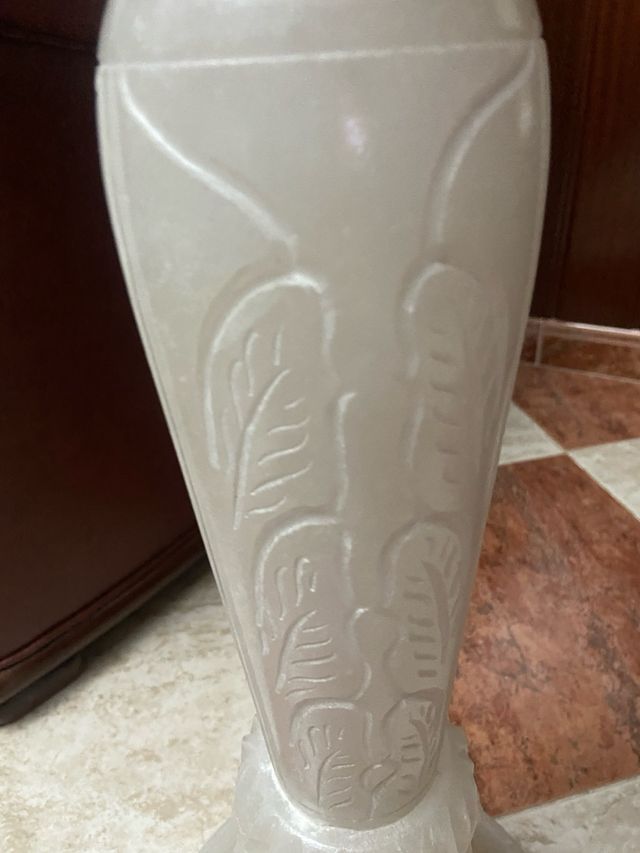 Columna de mármol blanco tallada