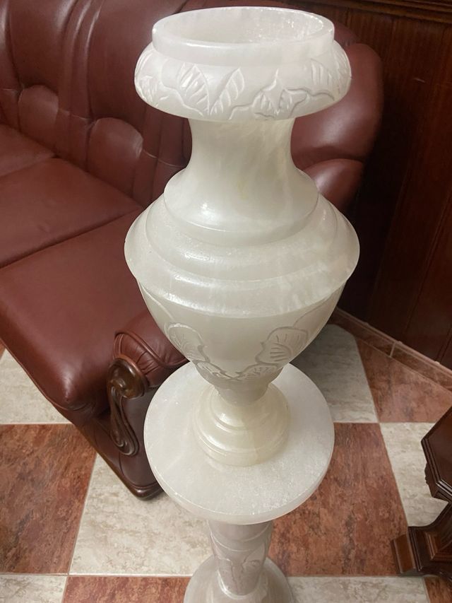 Columna de mármol blanco tallada