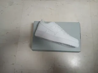 Caja Nike Air Force 1 Gris y Blanca