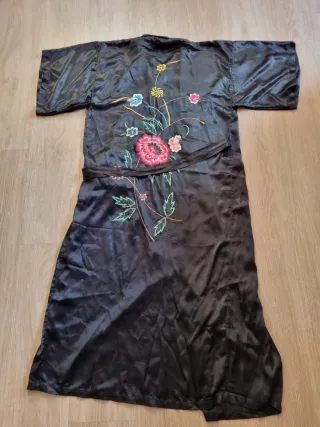 Kimono Seda Negro Bordado Floral a mano. T. Única.