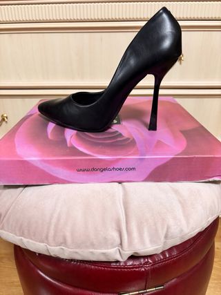 Tacones negros elegantes
