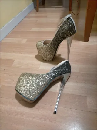 Zapatos de tacón dorados y plateados