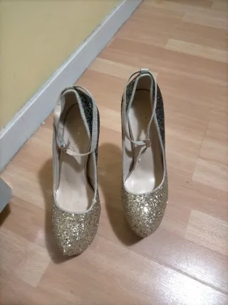 Zapatos de tacón dorados y plateados