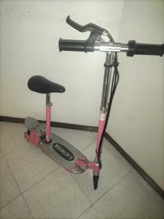 Patinete eléctrico con asiento rosa