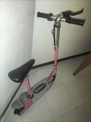 Patinete eléctrico con asiento rosa
