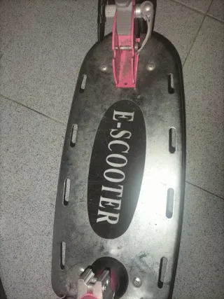 Patinete eléctrico con asiento rosa