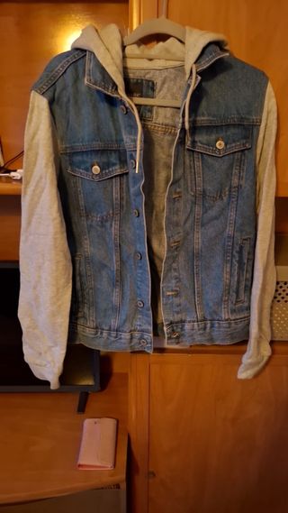 Chaqueta vaquera con capucha gris