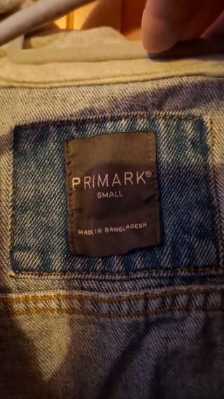 Chaqueta vaquera con capucha gris