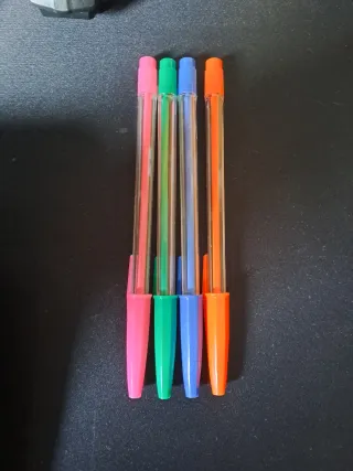 4 canetas coloridas usadas